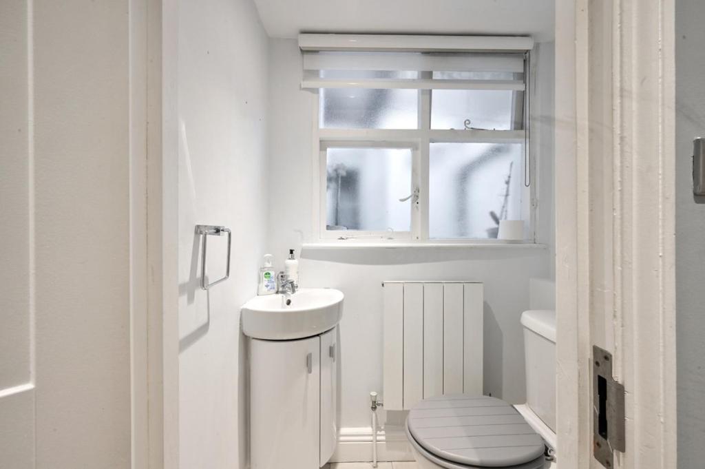 Cozy Hideaway In South Ken! Lägenhet London Exteriör bild